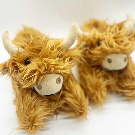 Highland Cow Slippers – Novelty Fluffy Plush Warm Animal Slippers (Adult & Kid Sizes)