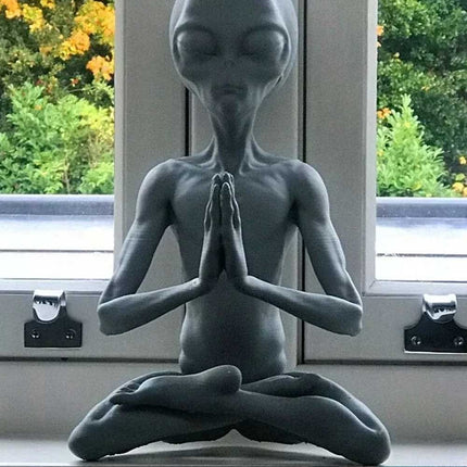 MEDITATING ALIEN Garden Statue Art Sculpture Resin Ornament Sculptures Decor 15CM