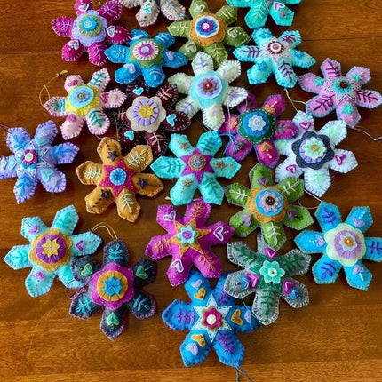 4PCS Random Color Finished DIY Christmas Snowflake Felt Ornaments - Ready-to-Use Craft Decor Kit for Holiday Tree Hanging, Home Party Decoration