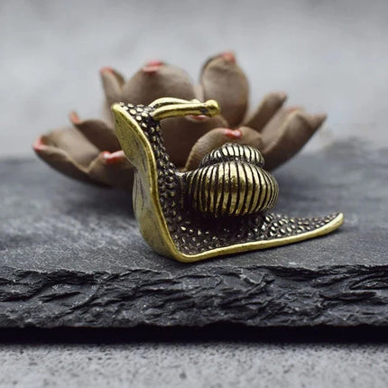2x Vintage Snail Tea Pet Figurines – Mini Desk Ornaments for Tea Ceremony Decor